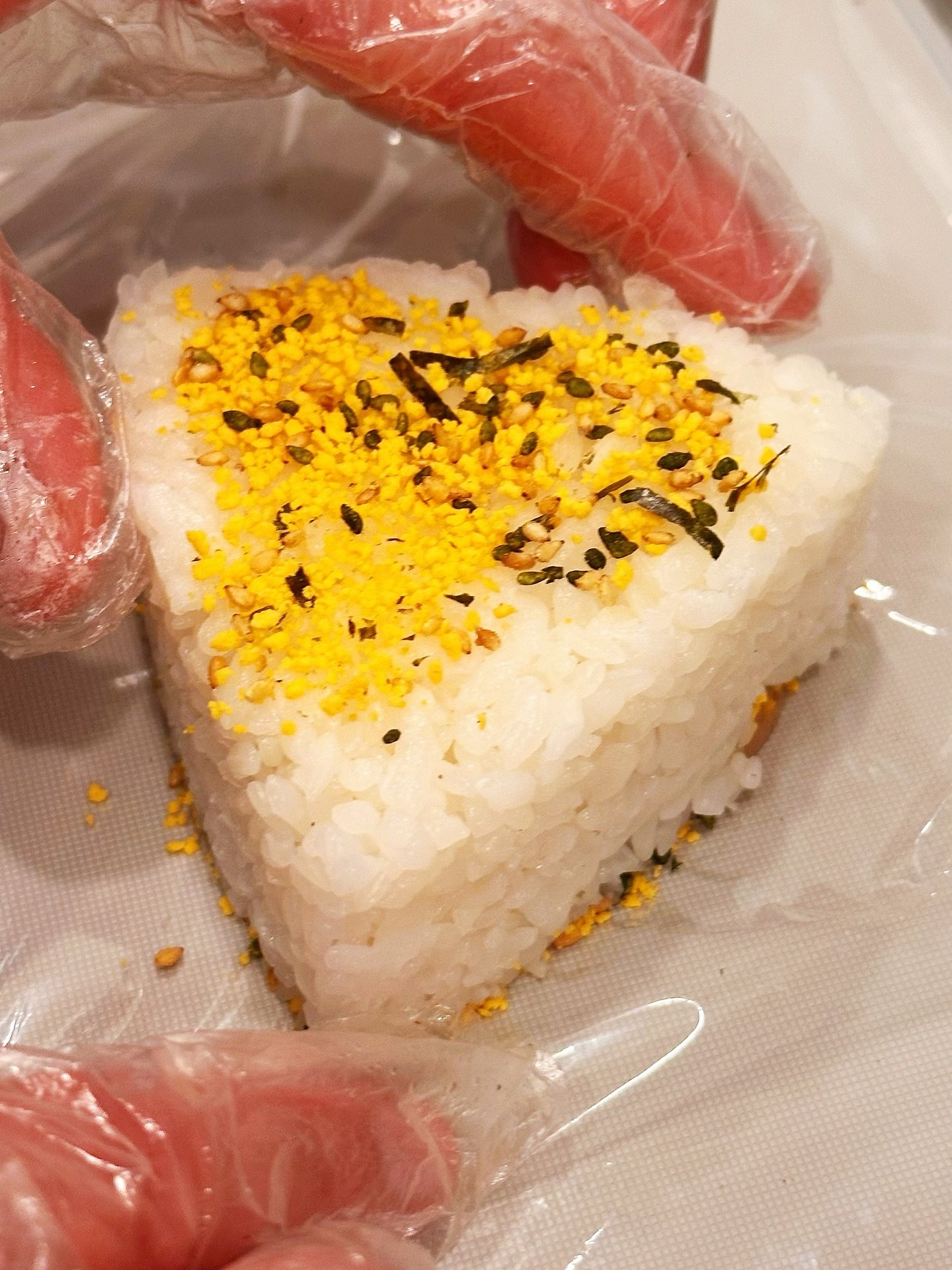 Onigiri moldeado a mano