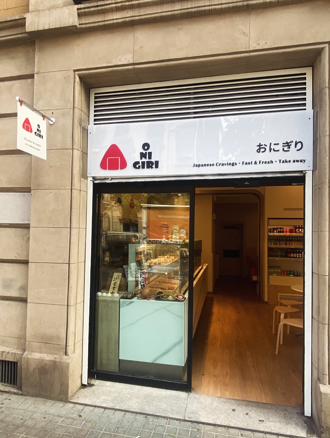 Fachada de Onigiri BCN en Carrer d'Aragó